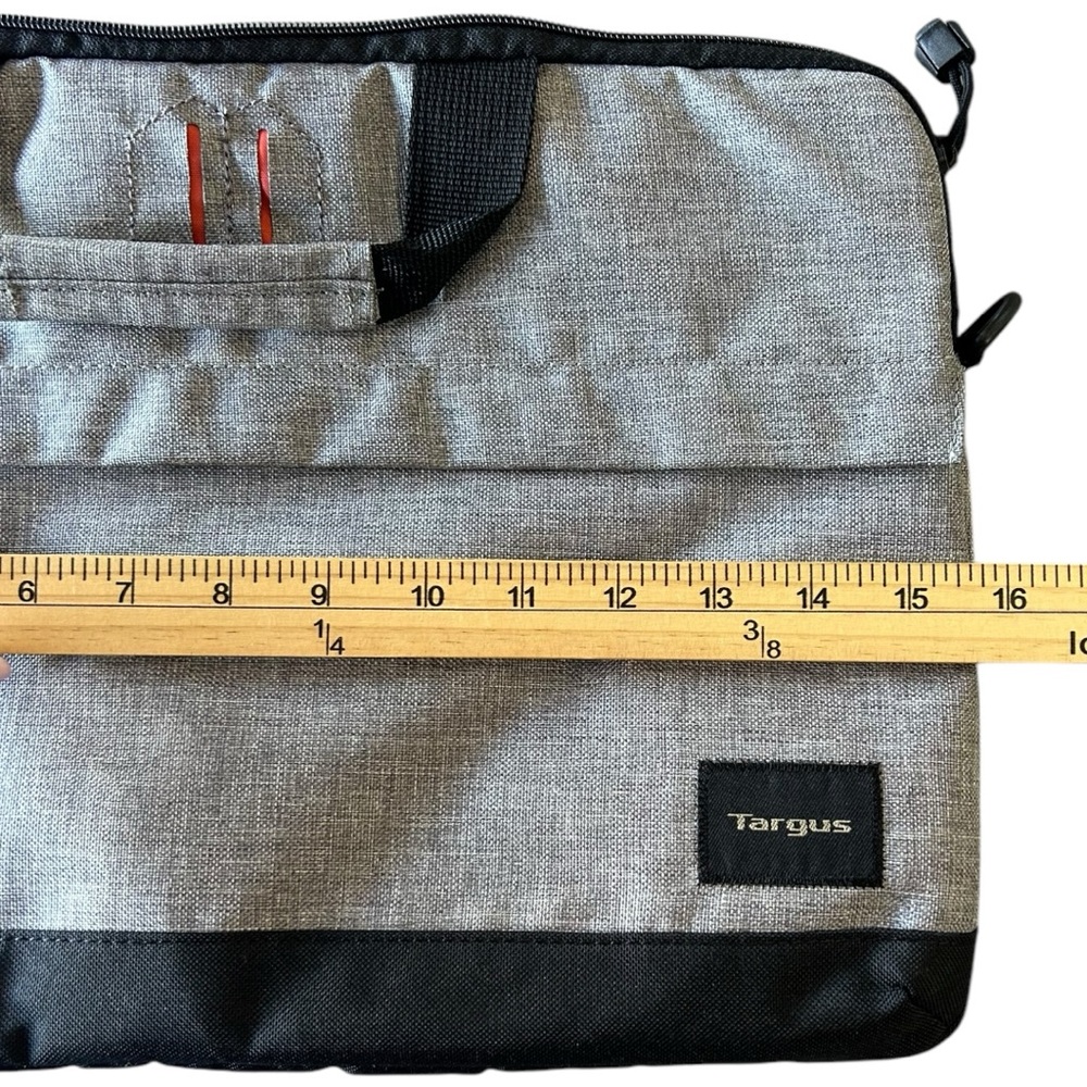 Targus Strata Slipcase (Pewter) Gray Laptop Bag - Picture 6 of 7